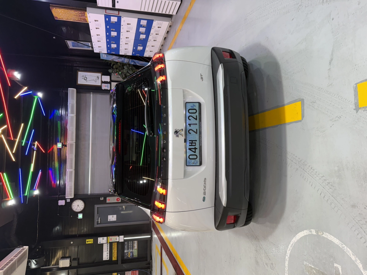 PEUGEOT E-2008  2021