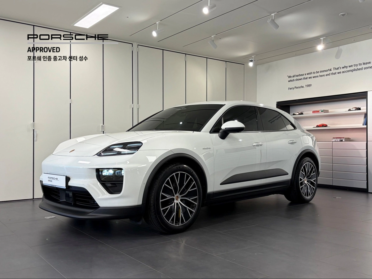 PORSCHE MACAN EV