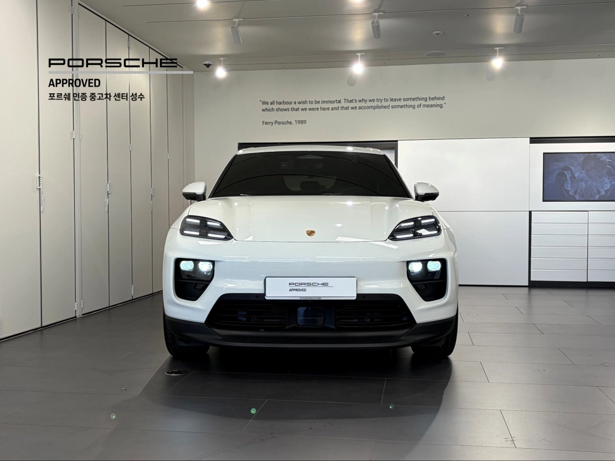 PORSCHE MACAN EV