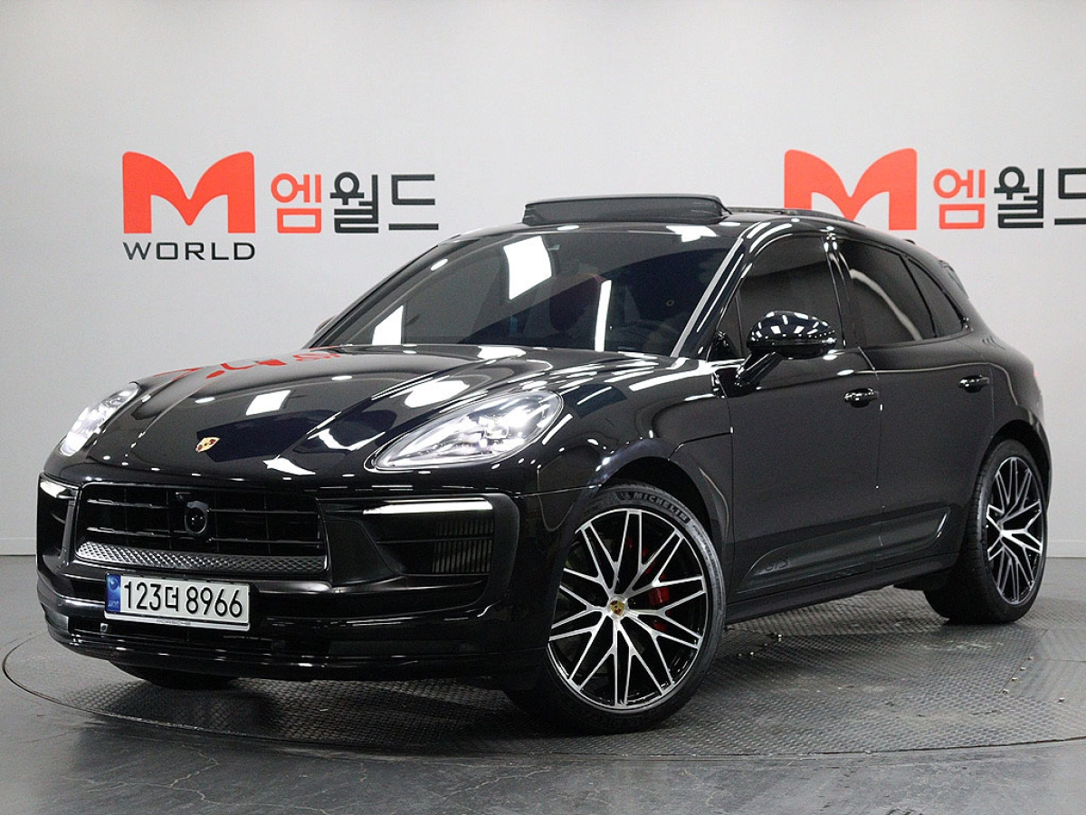 PORSCHE MACAN