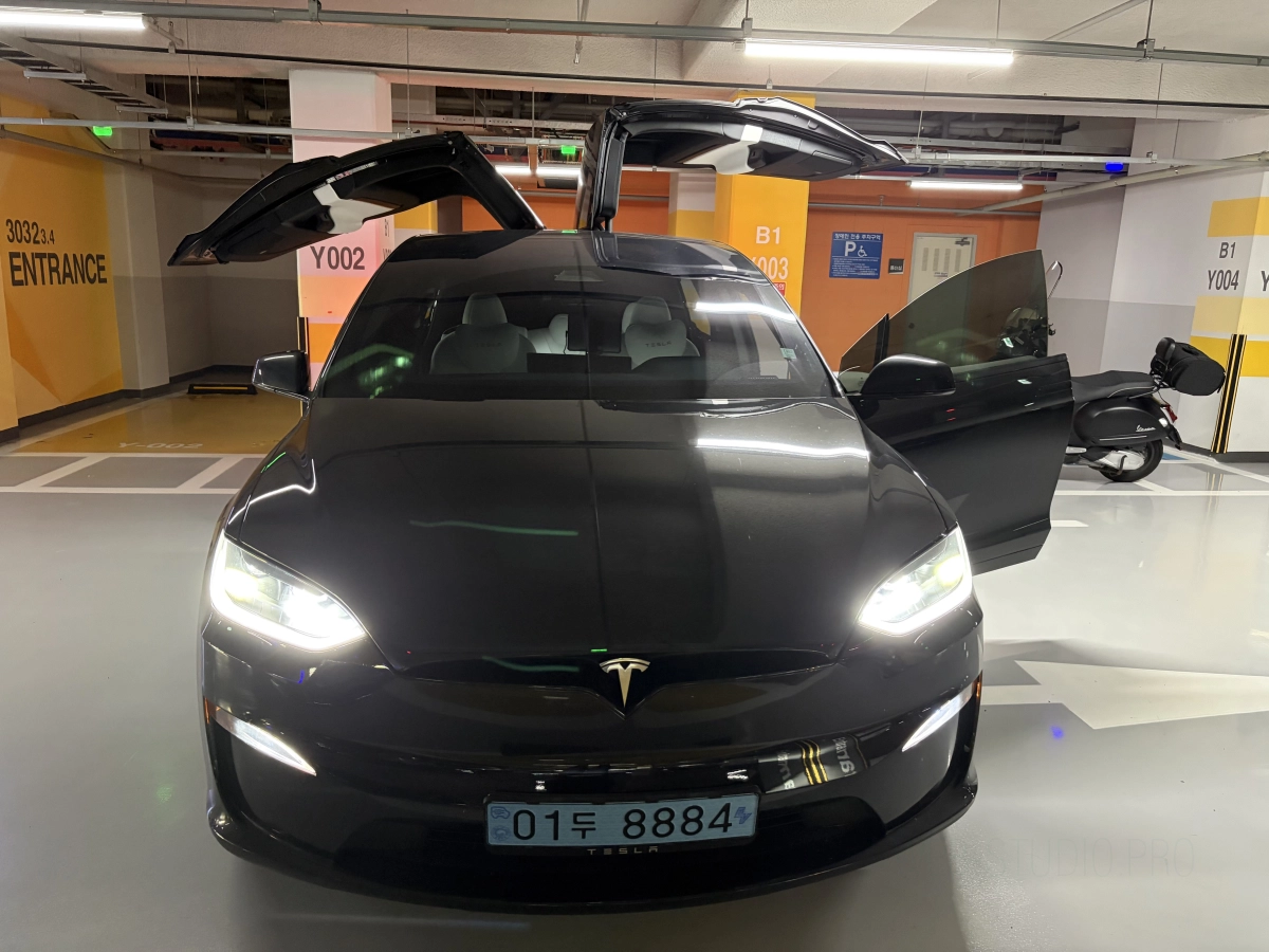 TESLA MODEL X