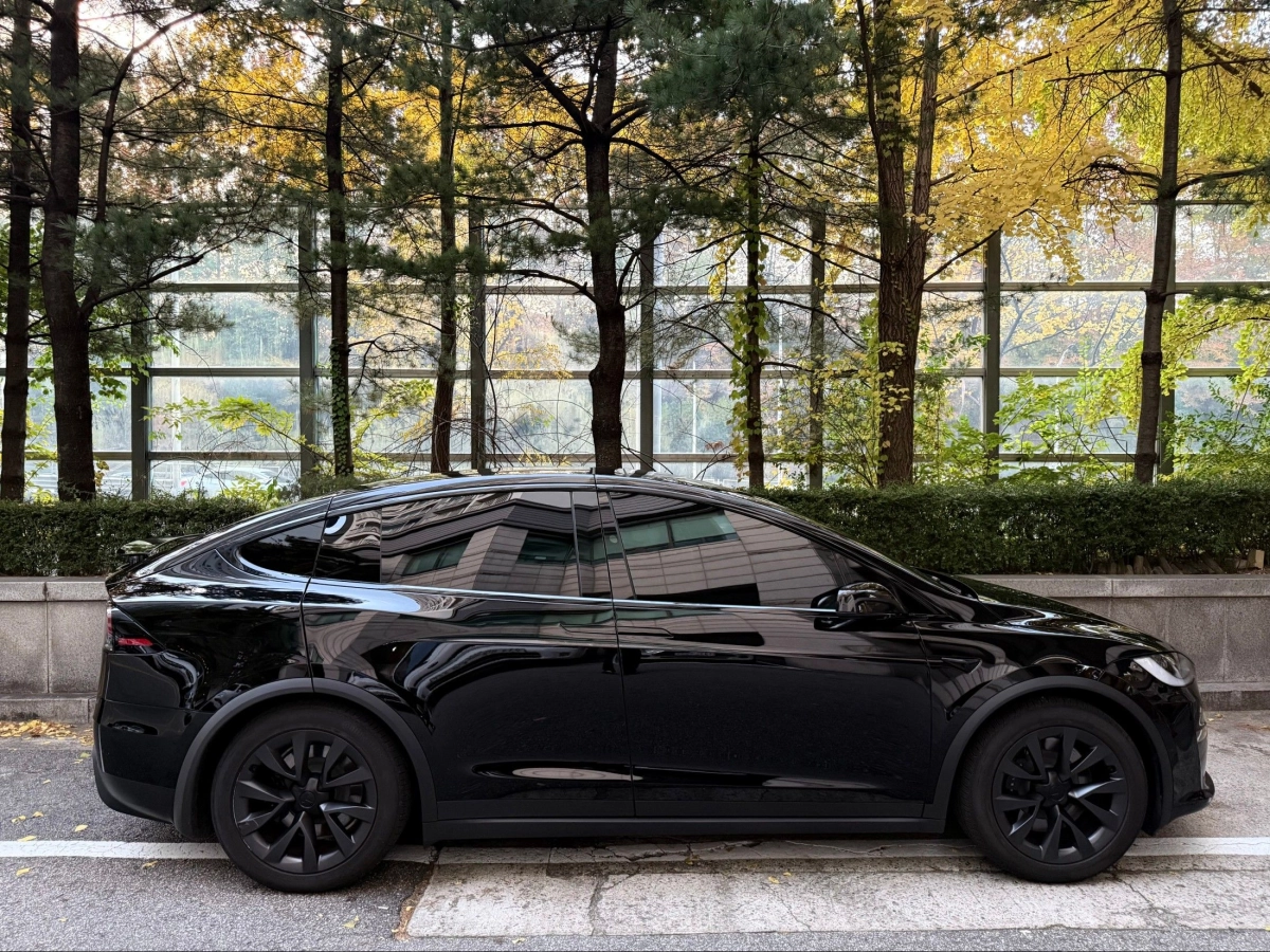 TESLA MODEL X