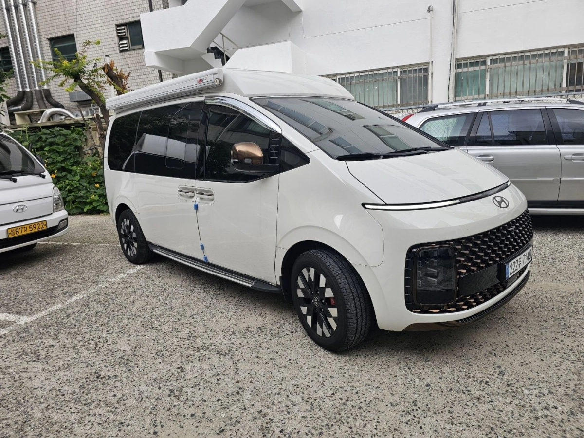 HYUNDAI STARIA