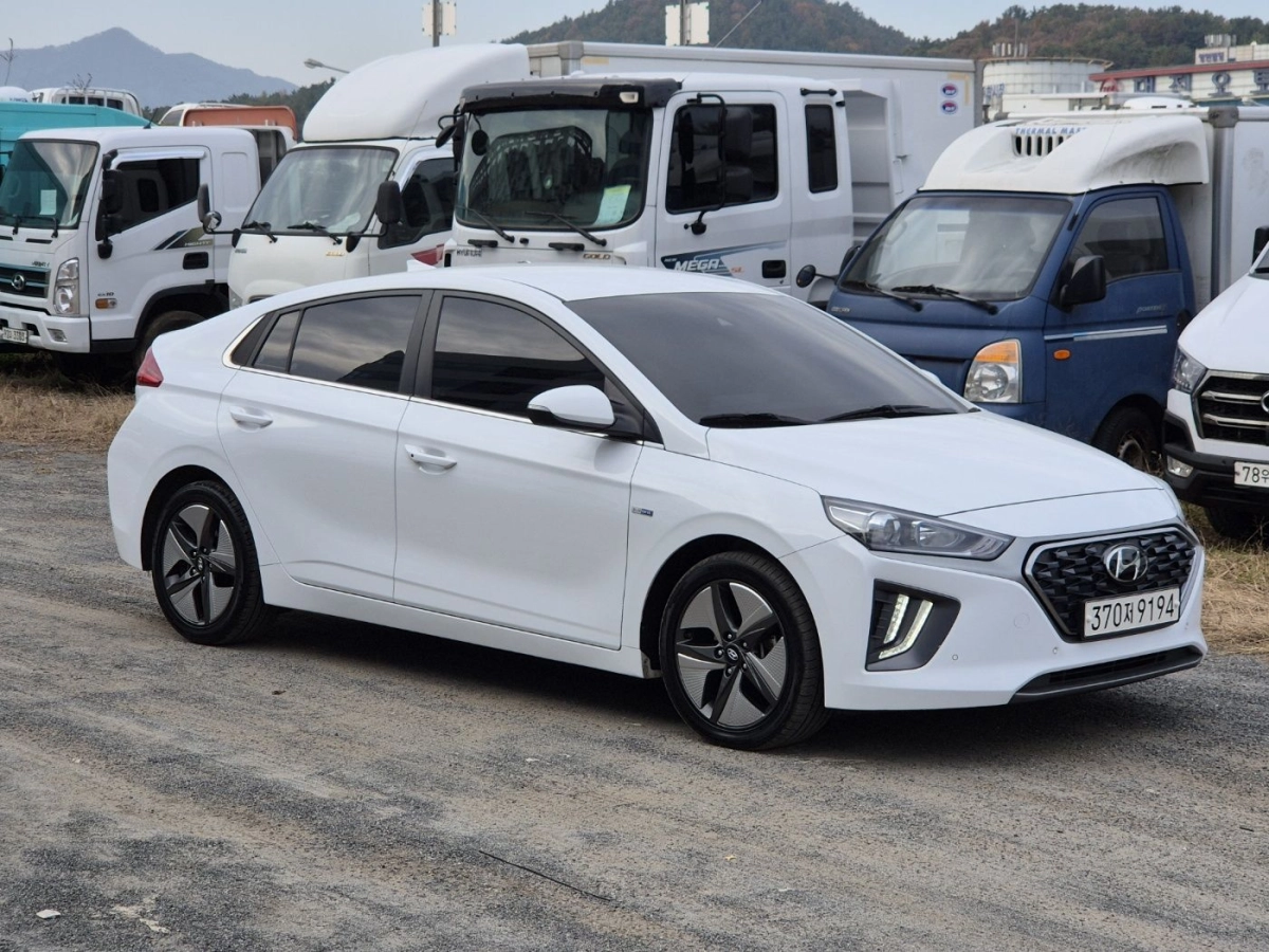 HYUNDAI IONIQ HYBRID