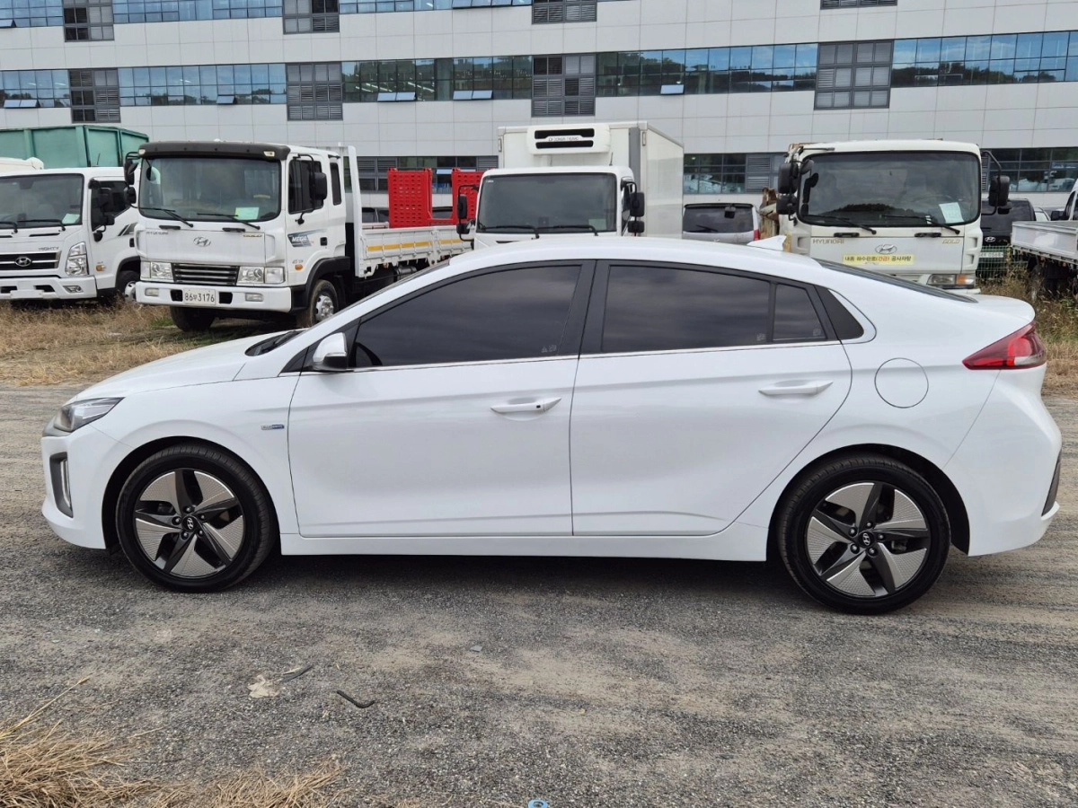 HYUNDAI IONIQ HYBRID