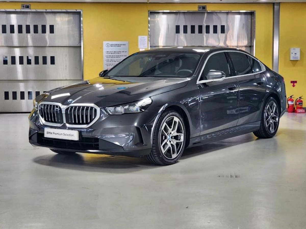 BMW 5-SERIES G60 2025
