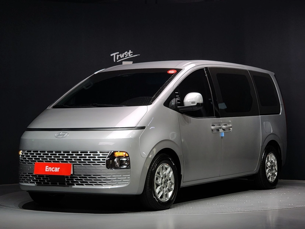 HYUNDAI STARIA 2025