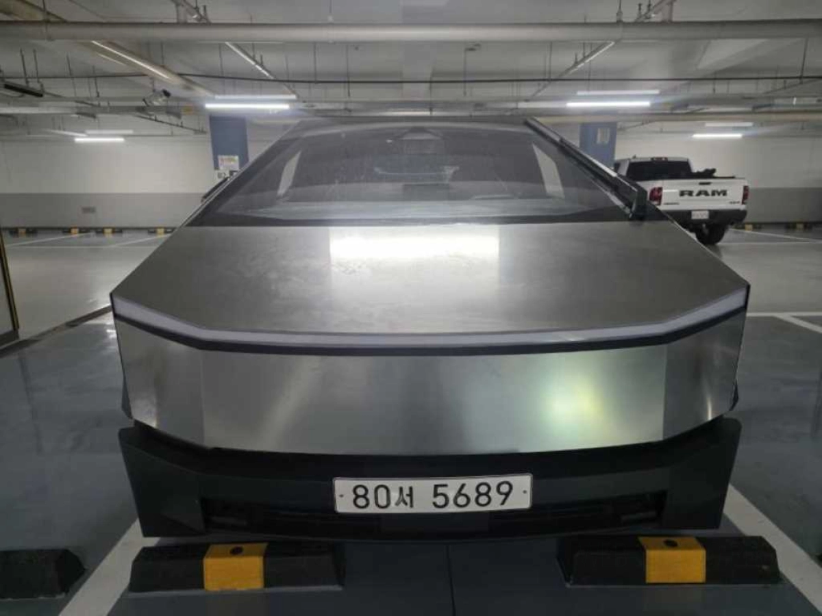 TESLA CYBERTRUCK  2024