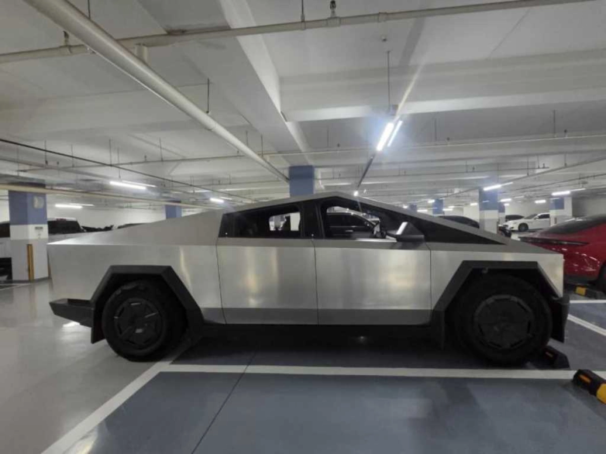 TESLA CYBERTRUCK