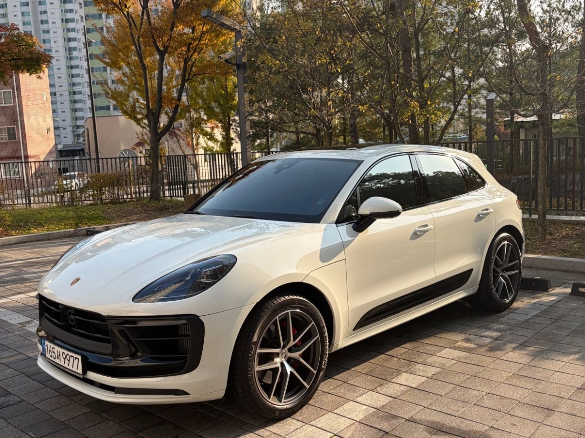 PORSCHE MACAN