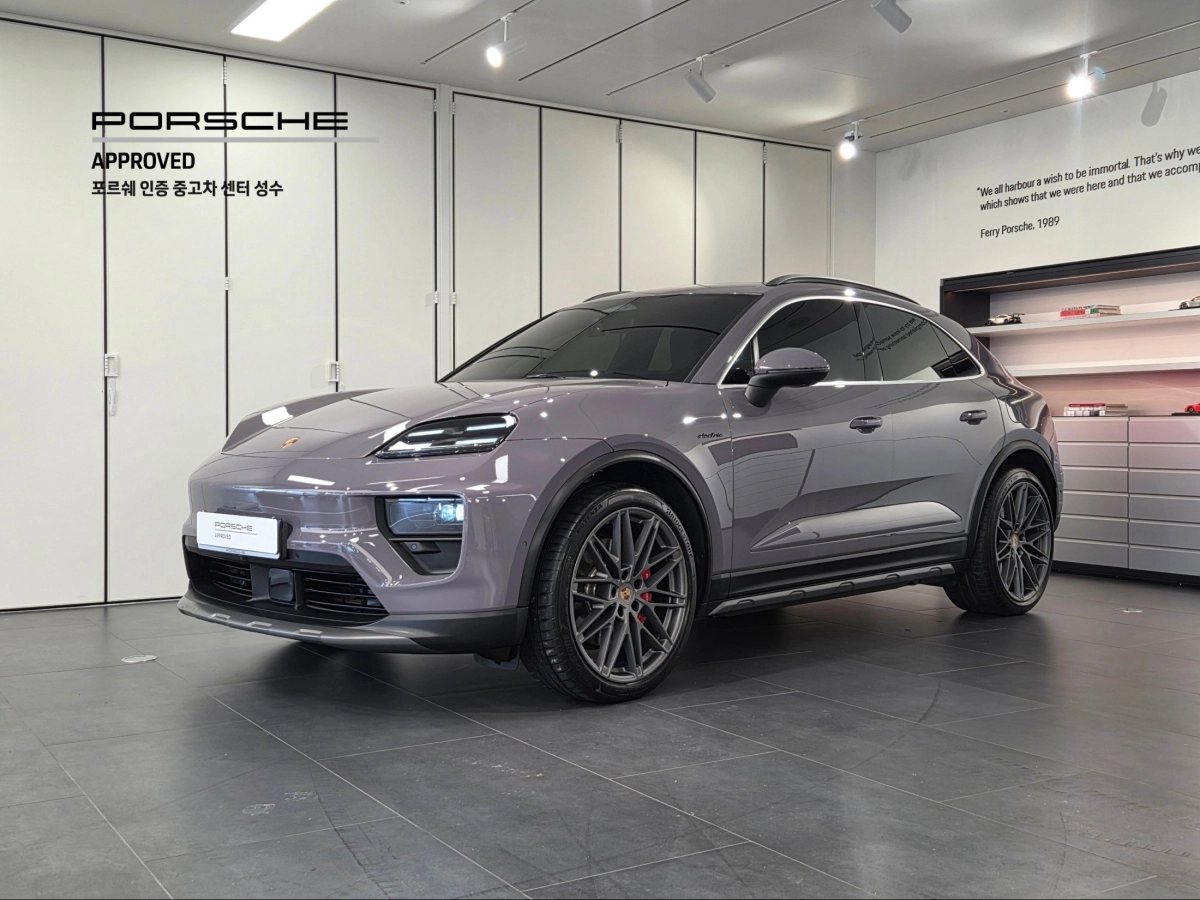 PORSCHE MACAN EV
