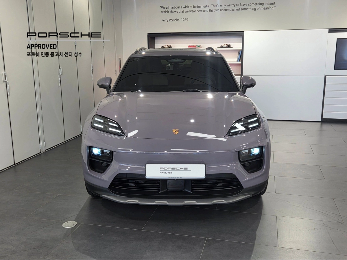PORSCHE MACAN EV