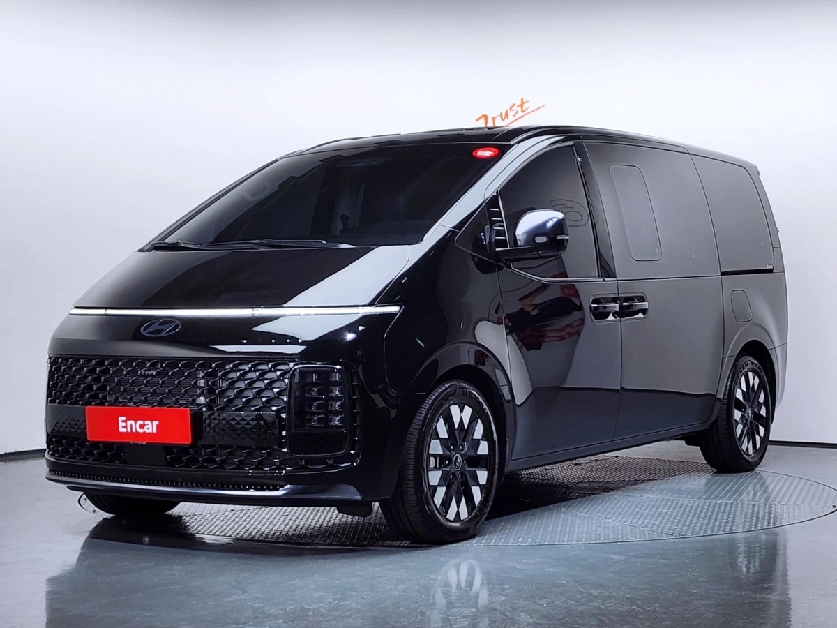 HYUNDAI STARIA 2025