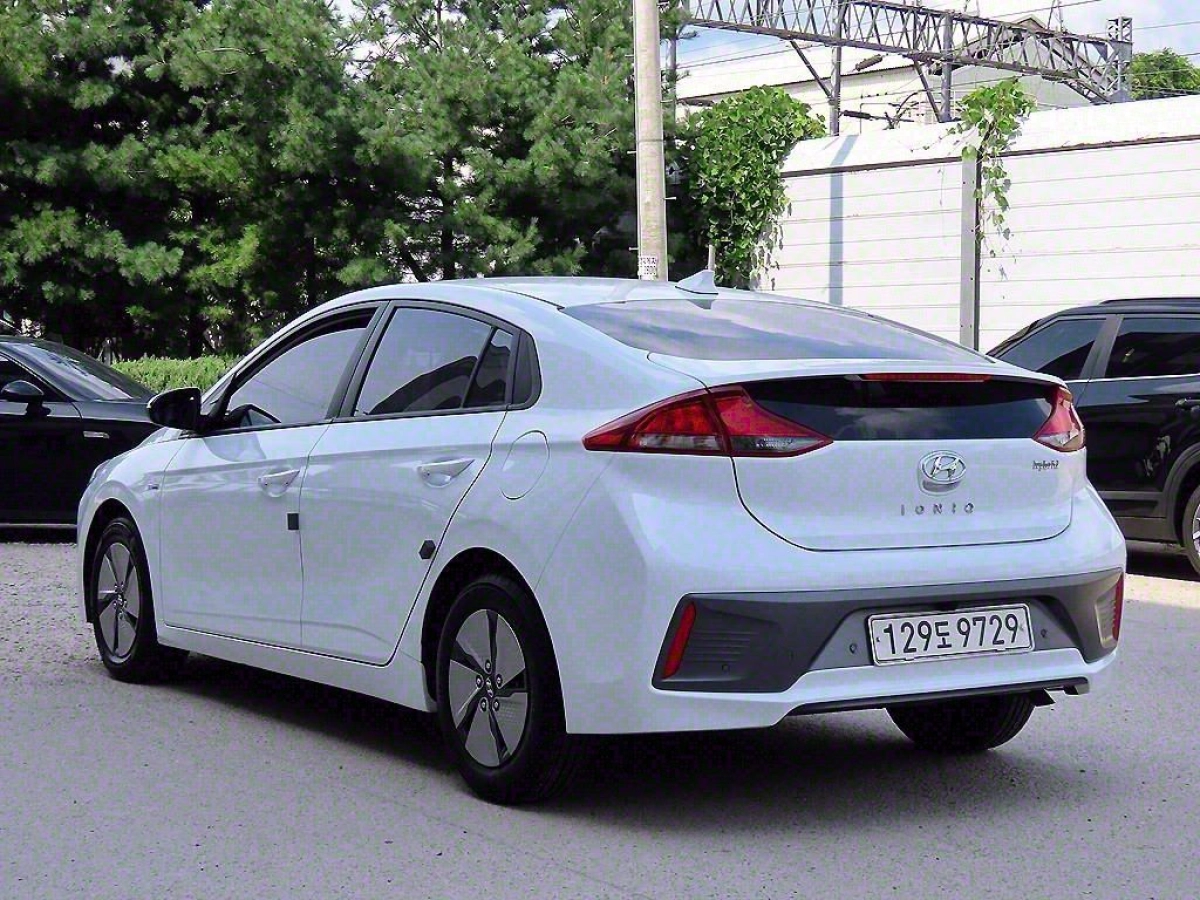 HYUNDAI IONIQ HYBRID