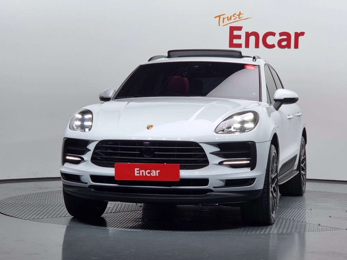 PORSCHE MACAN