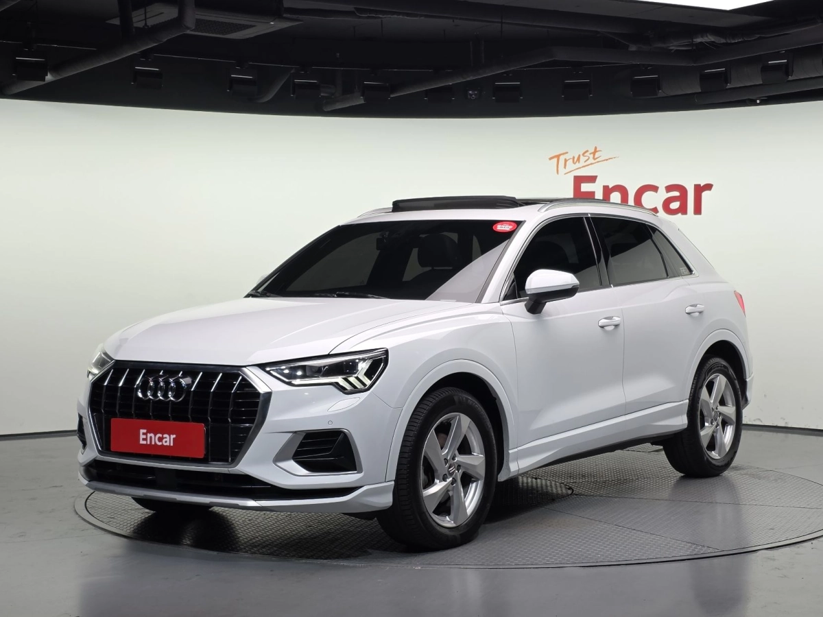 AUDI Q3 F3