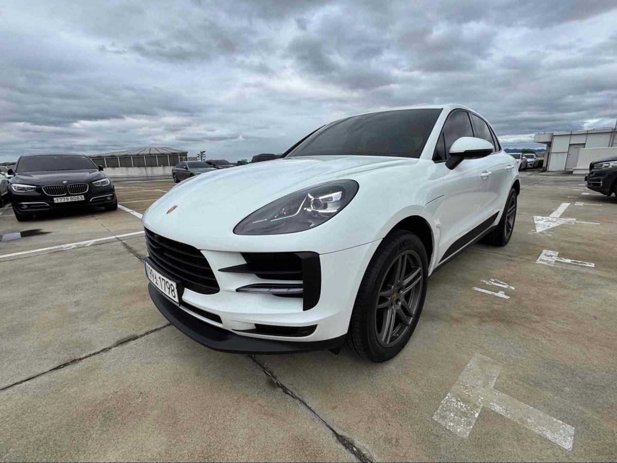 PORSCHE MACAN