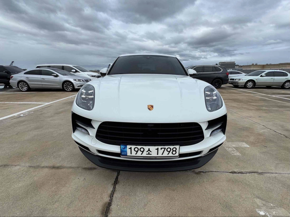 PORSCHE MACAN