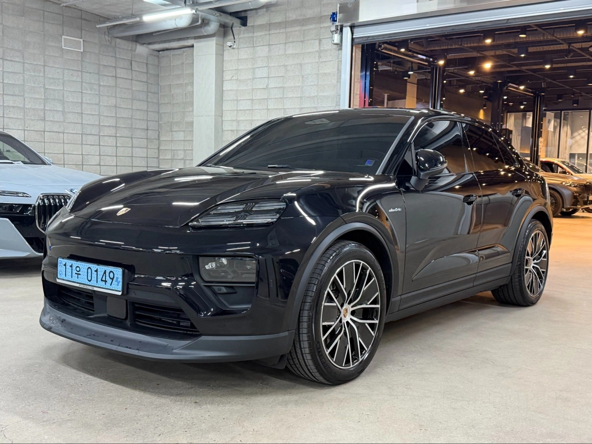PORSCHE MACAN EV