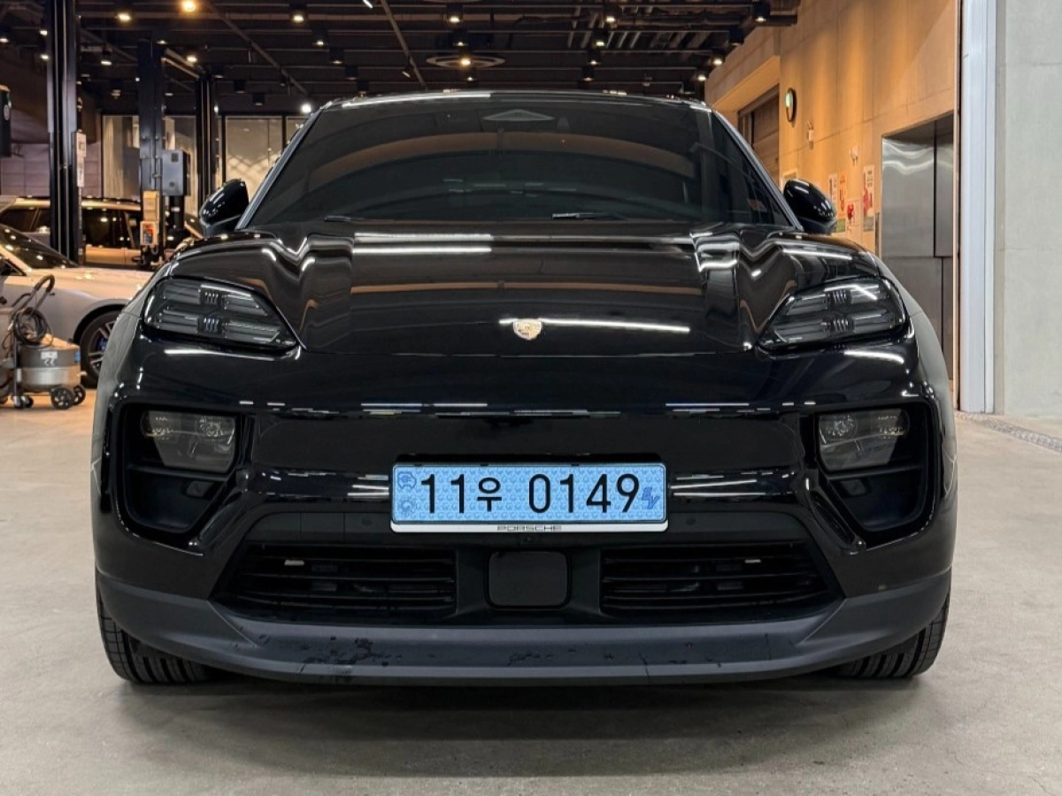 PORSCHE MACAN EV