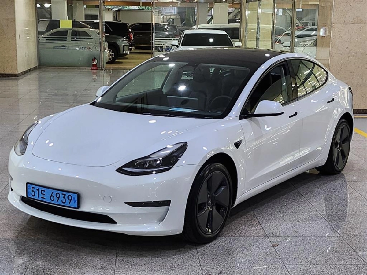 TESLA MODEL 3