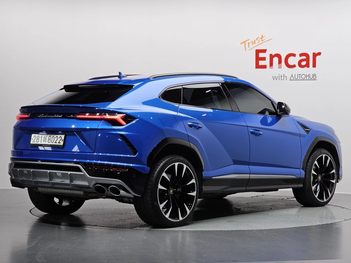 LAMBORGHINI URUS