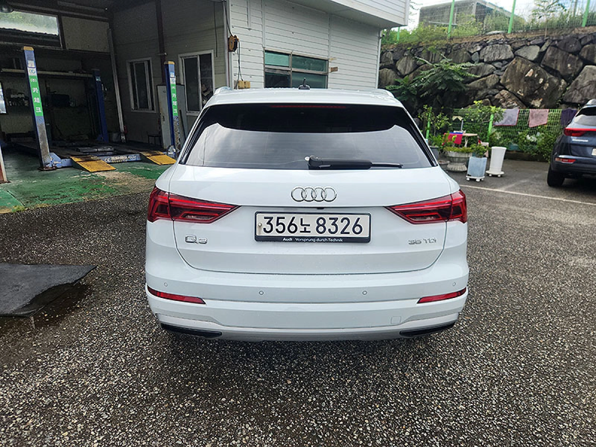 AUDI Q3 F3