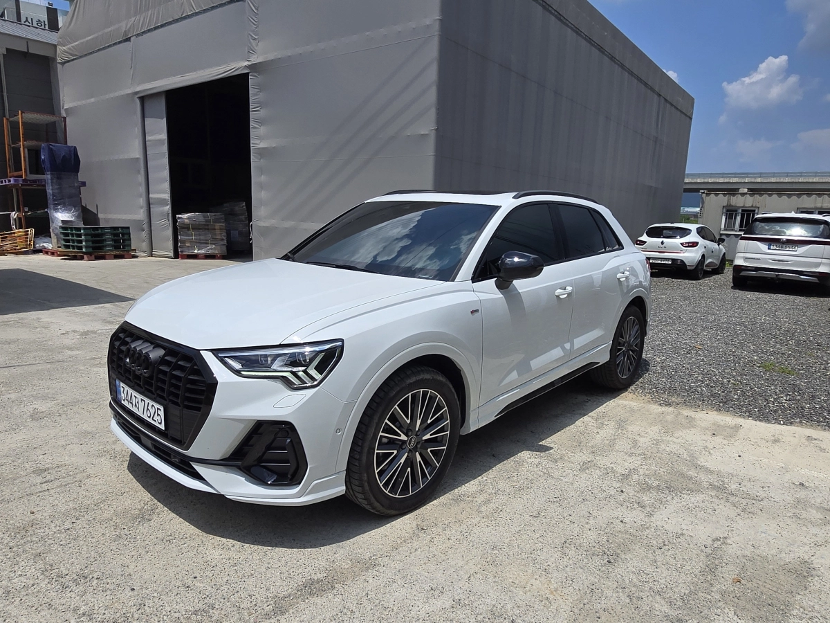 AUDI Q3 F3