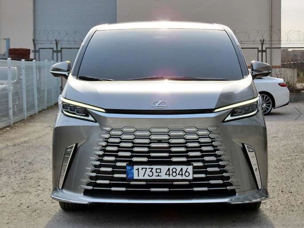 LEXUS LM  2024