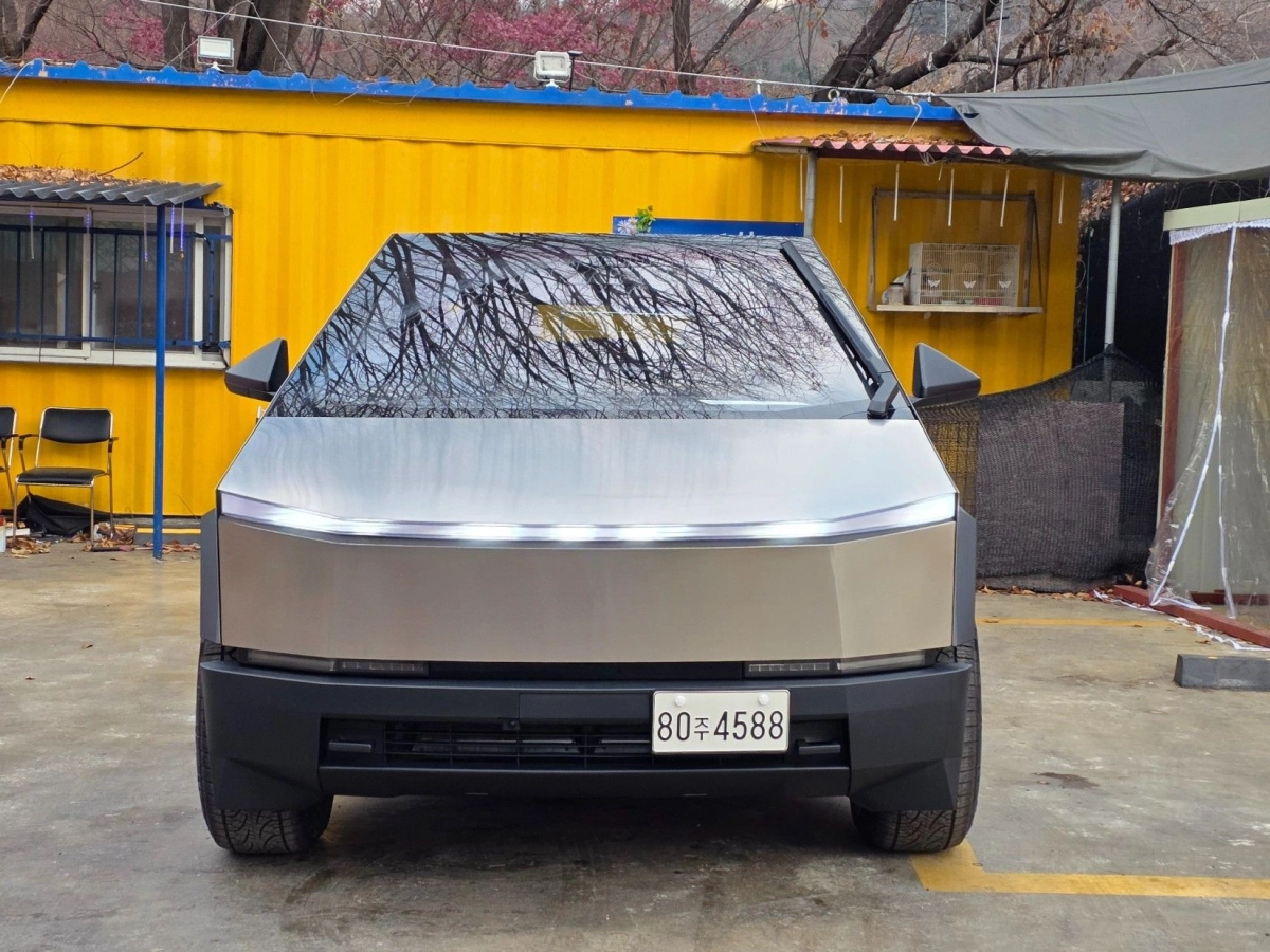 TESLA CYBERTRUCK  2025