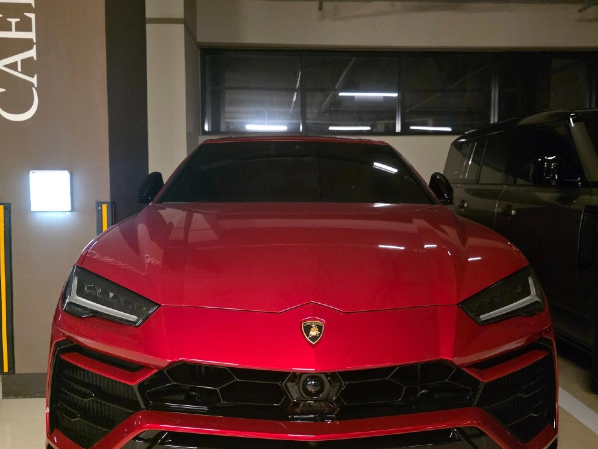 LAMBORGHINI URUS