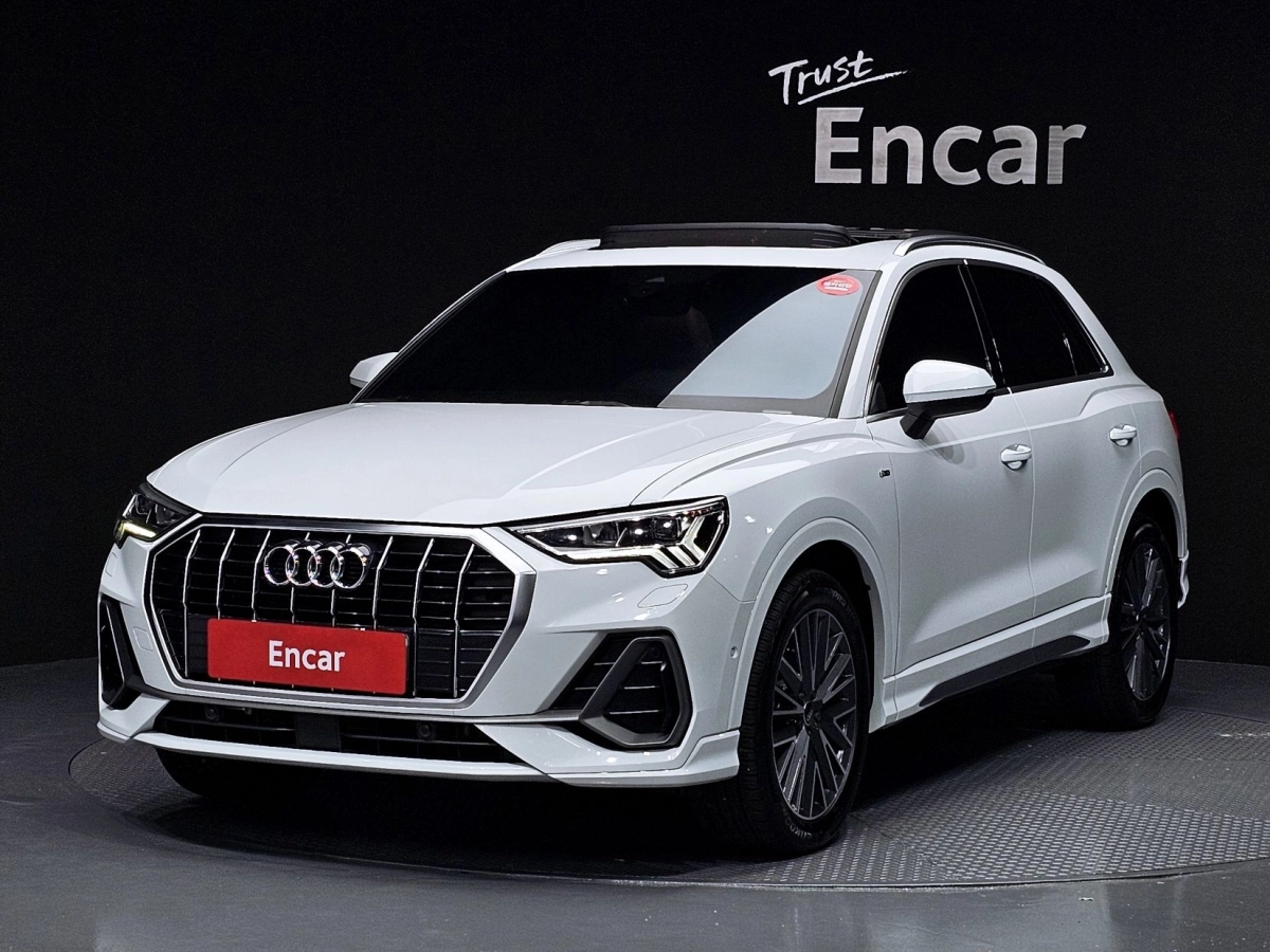 AUDI Q3 F3