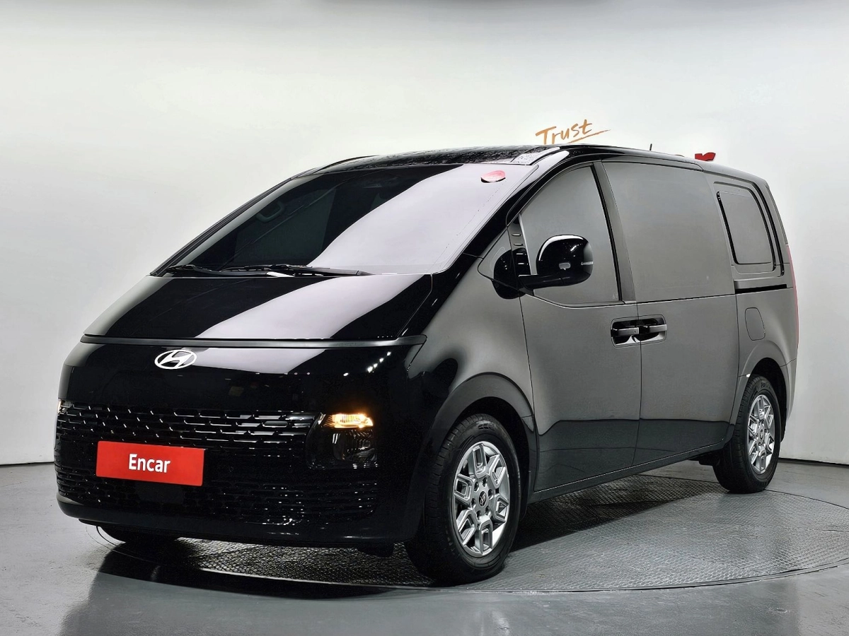 HYUNDAI STARIA 2025