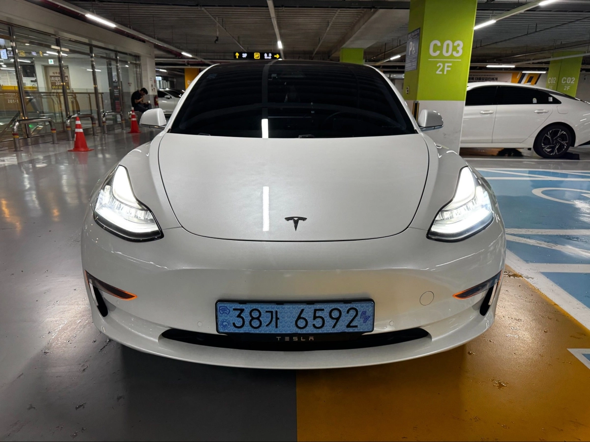 TESLA MODEL 3
