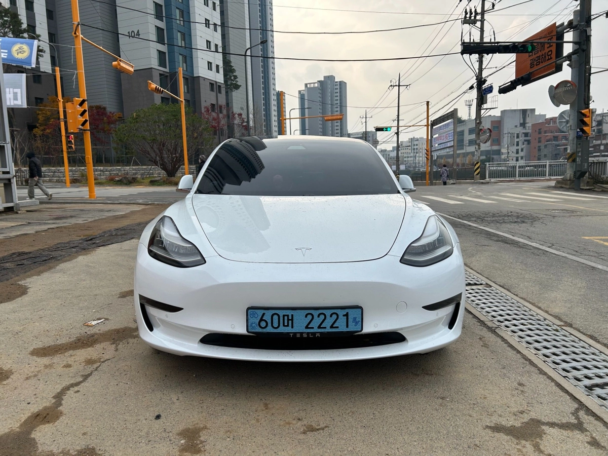 TESLA MODEL 3