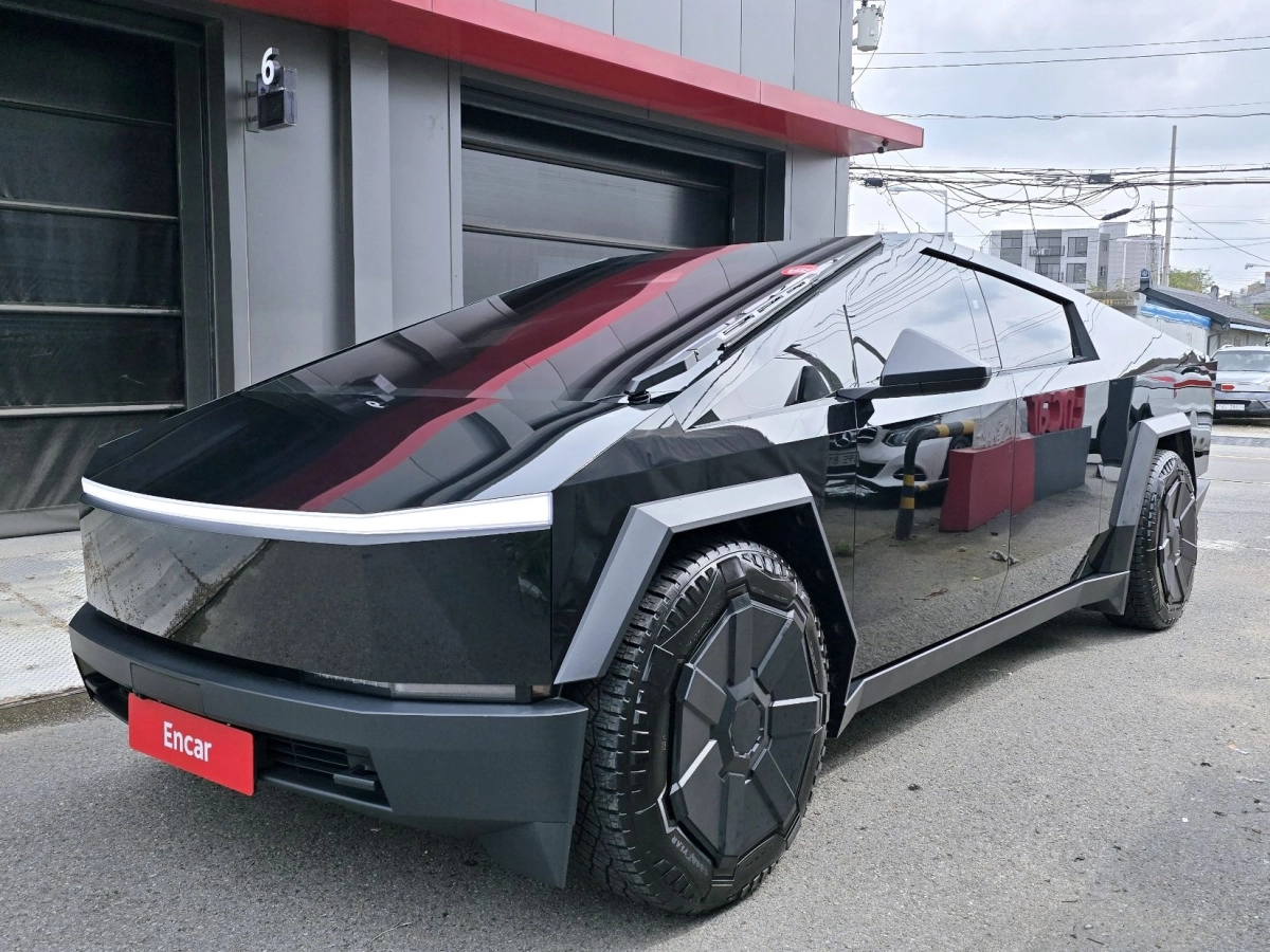 TESLA CYBERTRUCK  2024