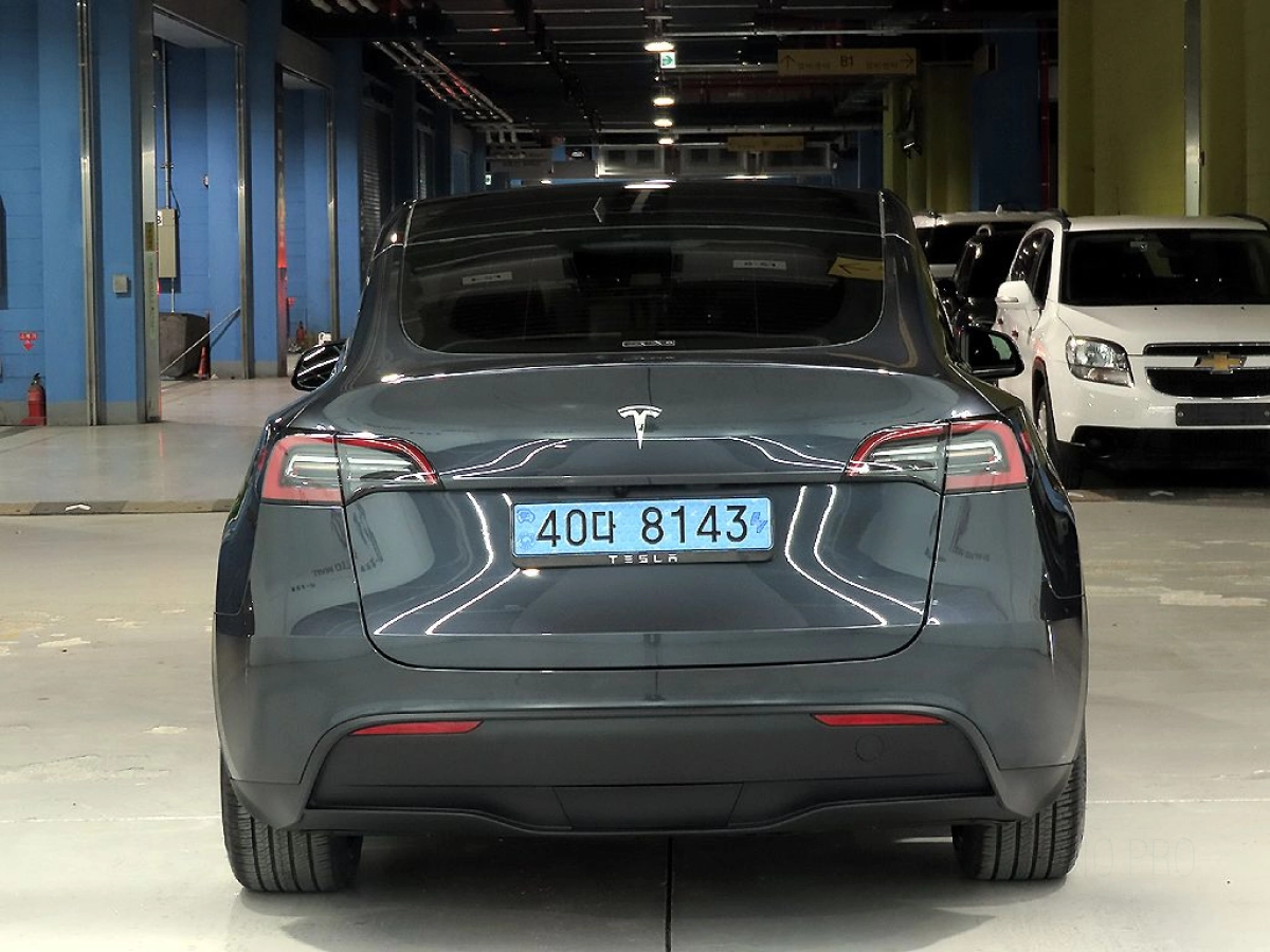 TESLA MODEL Y