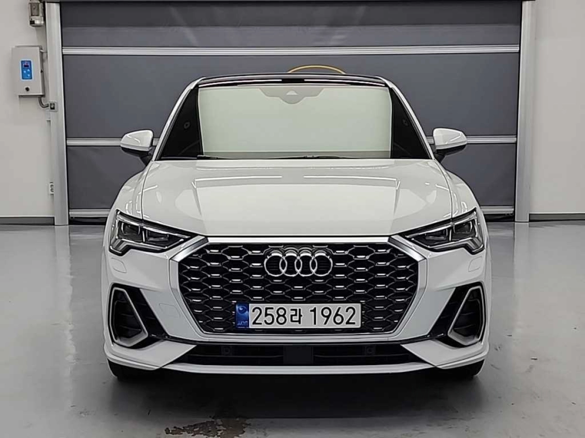 AUDI Q3 F3
