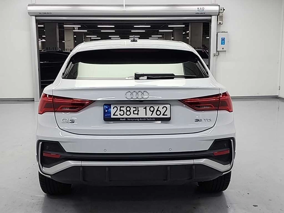 AUDI Q3 F3