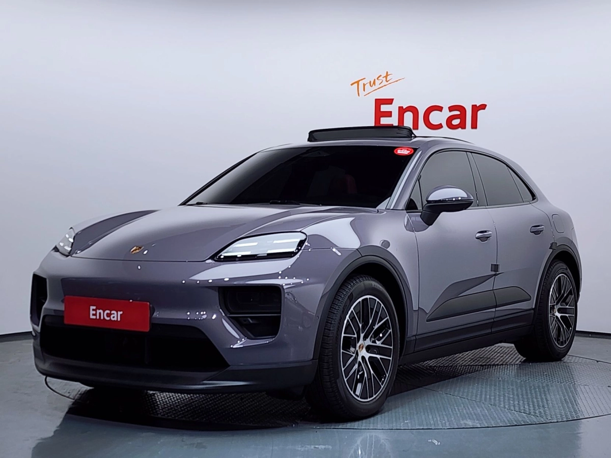 PORSCHE MACAN EV