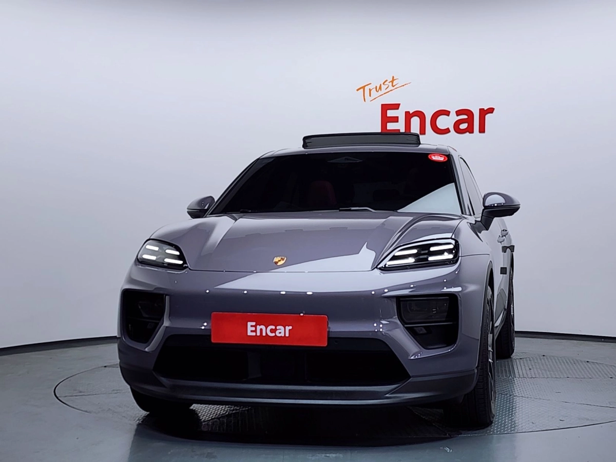 PORSCHE MACAN EV