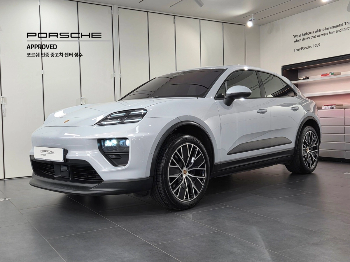 PORSCHE MACAN EV