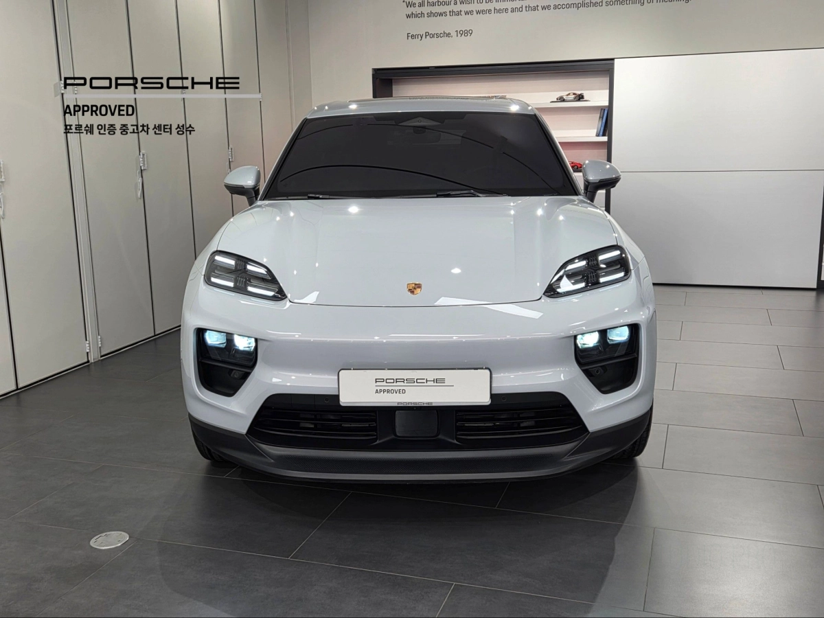 PORSCHE MACAN EV