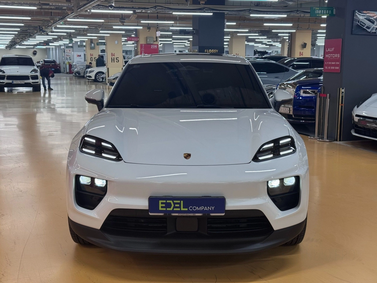 PORSCHE MACAN EV
