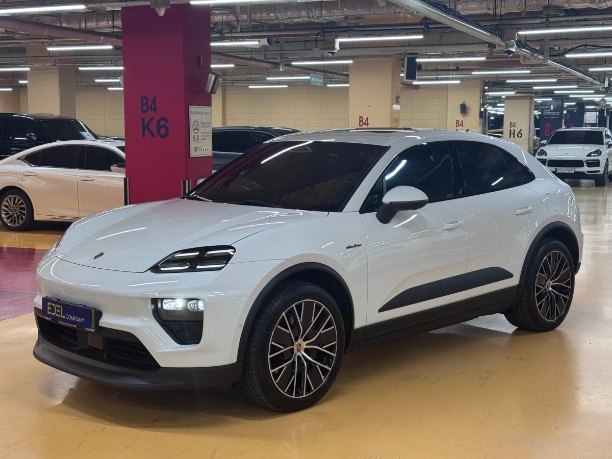 PORSCHE MACAN EV