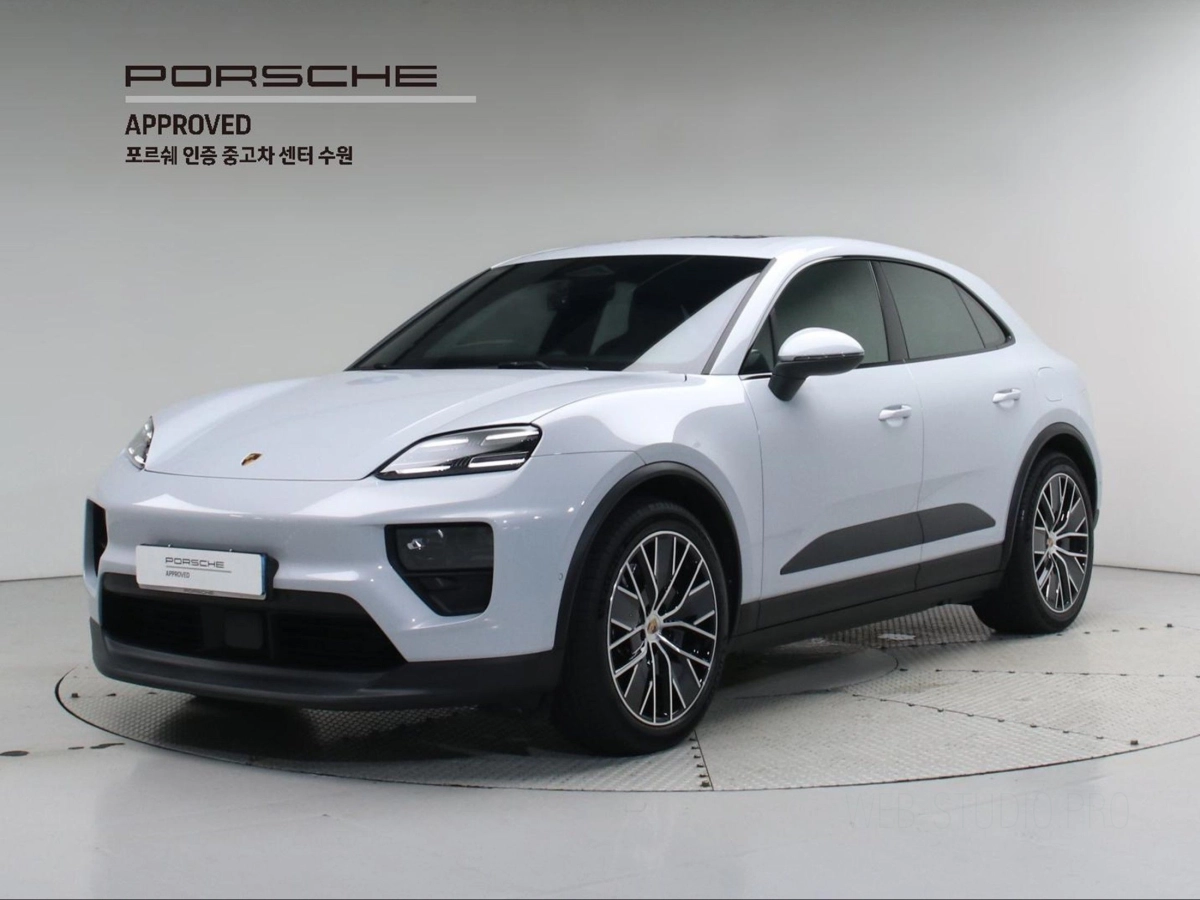 PORSCHE MACAN EV
