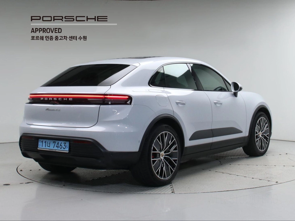 PORSCHE MACAN EV