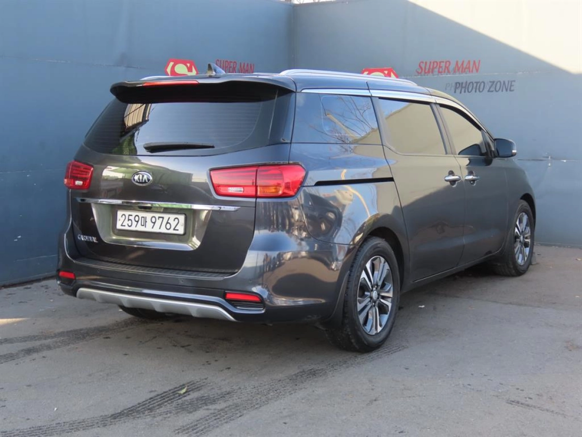 KIA CARNIVAL