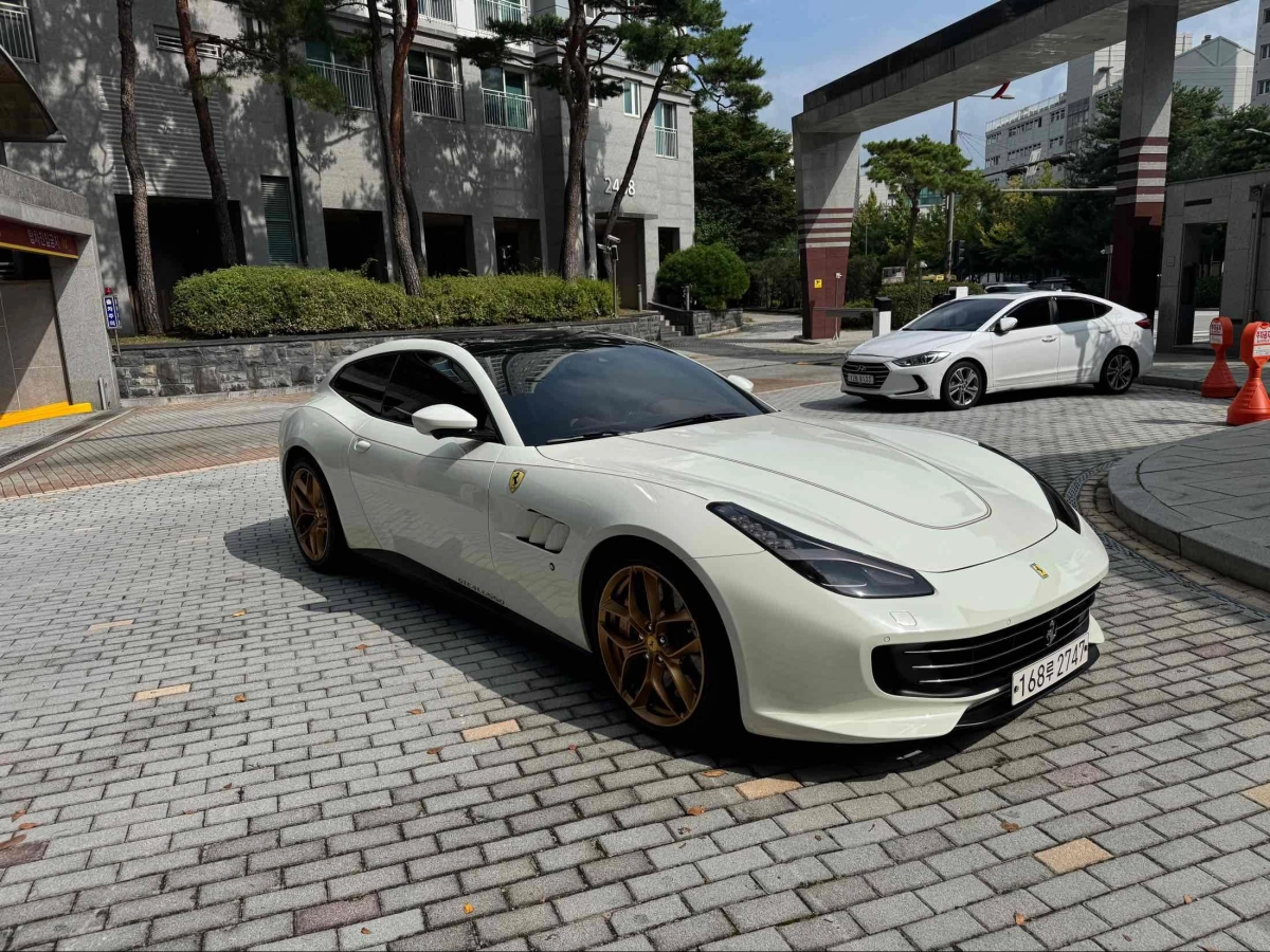 FERRARI GTC4 LUSSO