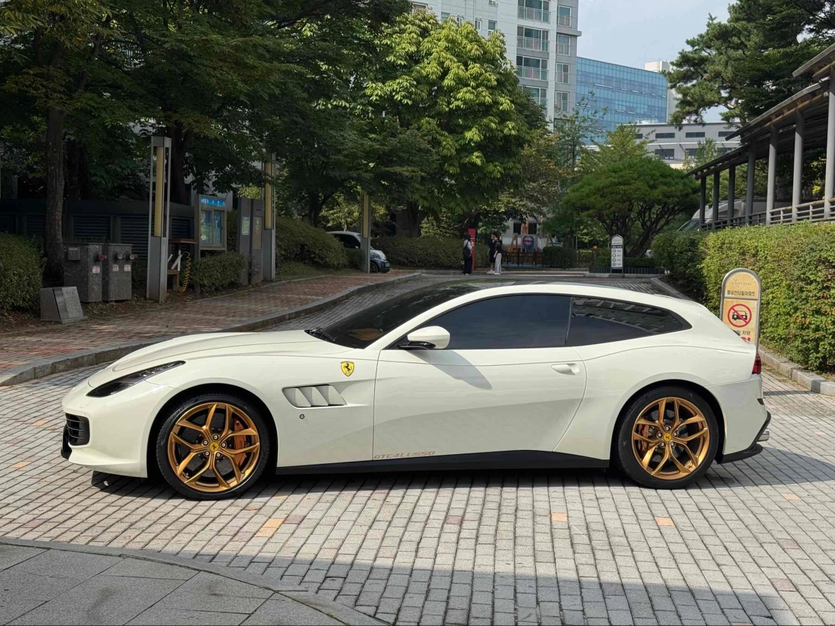 FERRARI GTC4 LUSSO